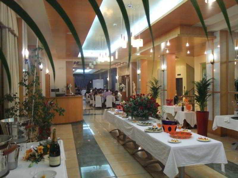Paradise Beach Hotel Radhime Restaurant photo